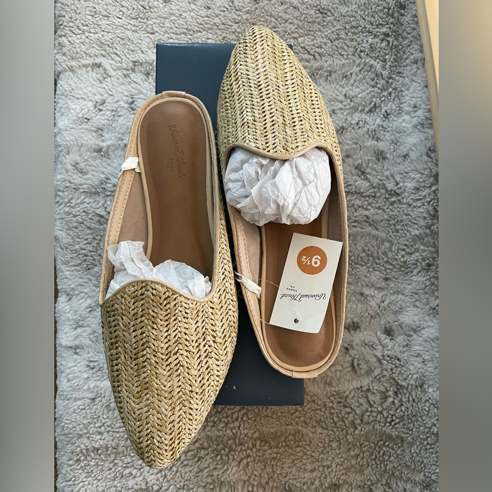 Universal Thread Sandals